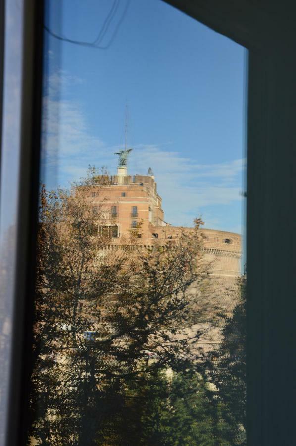 Una Finestra Su Castel Sant'Angelo Rome Exterior photo